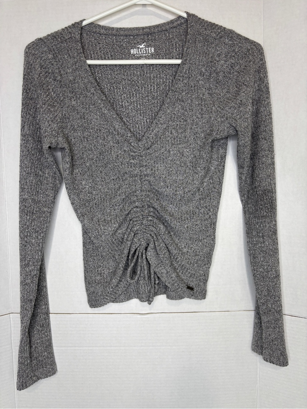 Hollister Women’s Heather Gray Ribbed V‑Neck Long-Sleeve Shirt Cropped Ruching
